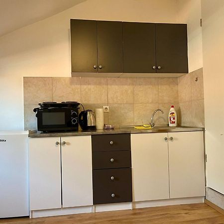 Roman Arch- Low Budget Doublebed Room In Top Center Pula Exterior photo