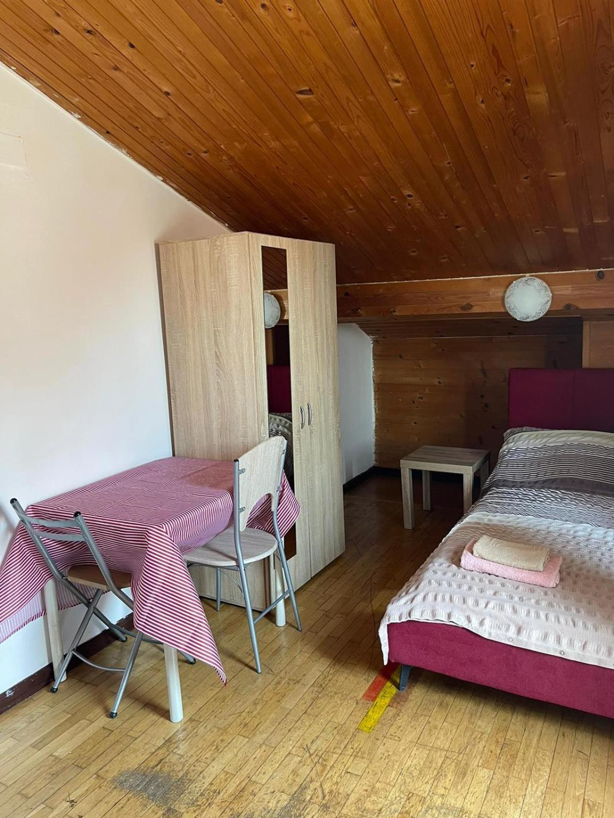 Roman Arch- Low Budget Doublebed Room In Top Center Pula Exterior photo