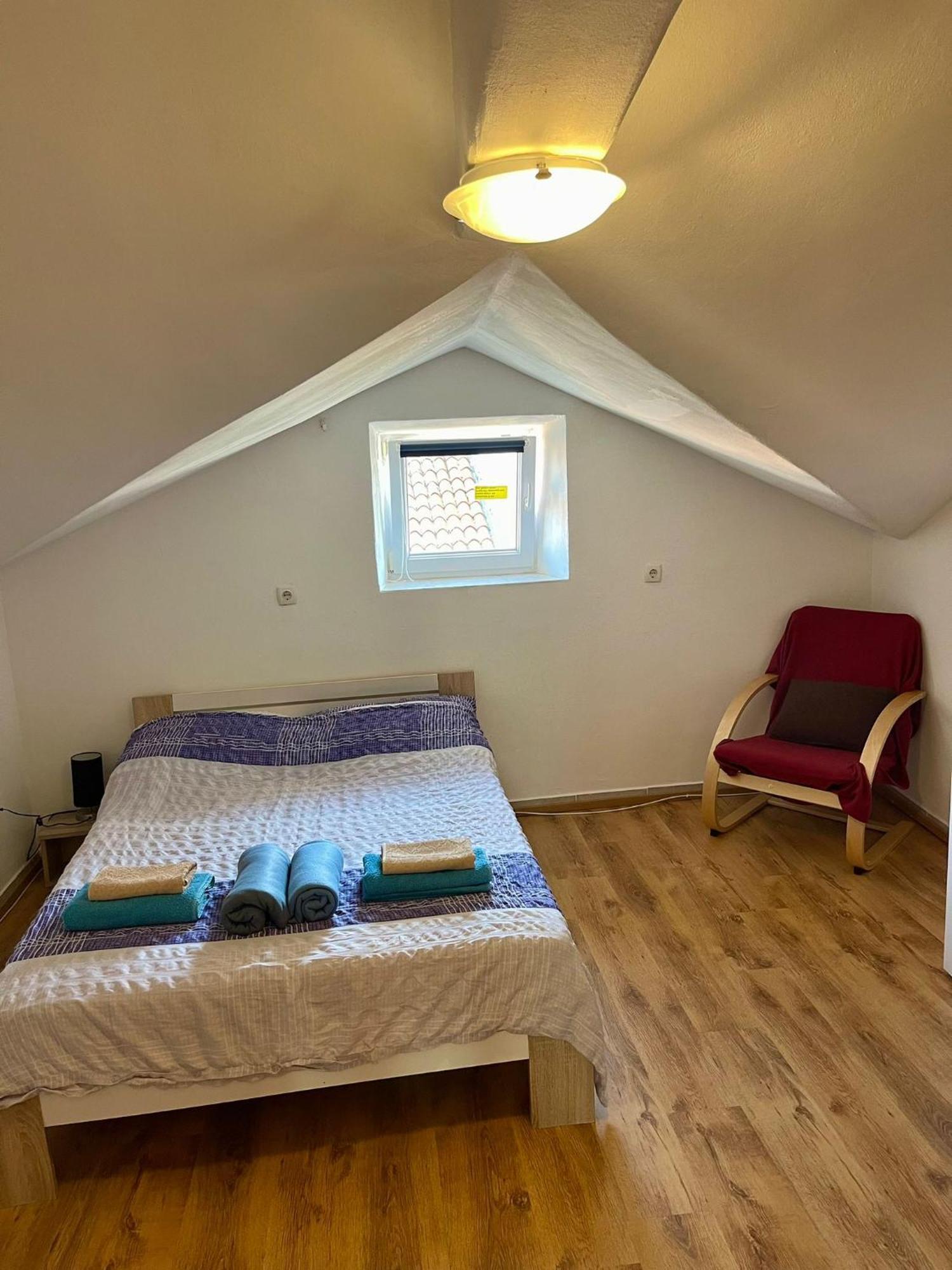 Roman Arch- Low Budget Doublebed Room In Top Center Pula Exterior photo